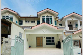 LILY VACATION HOME at CAMERON HIGHLANDS - 12 PAX,FREE WiFi w CARPORCH